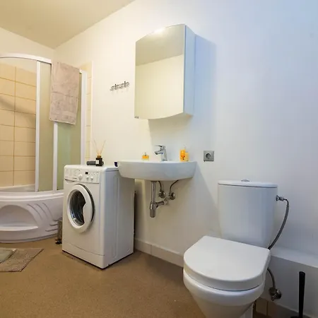 Apartment Center 2-bedroom Gem In Riga