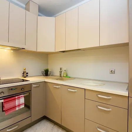 Center 2-bedroom Gem In *