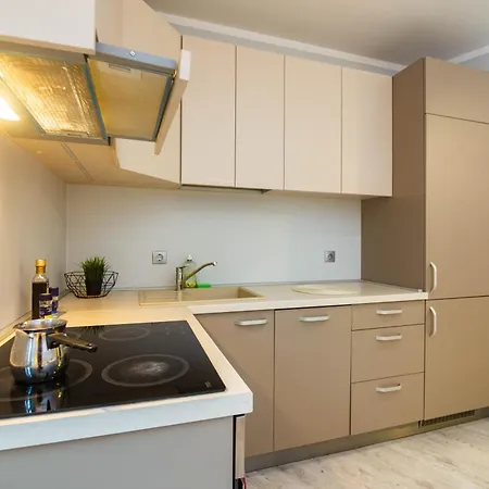 Center 2-bedroom Gem In Apartment *